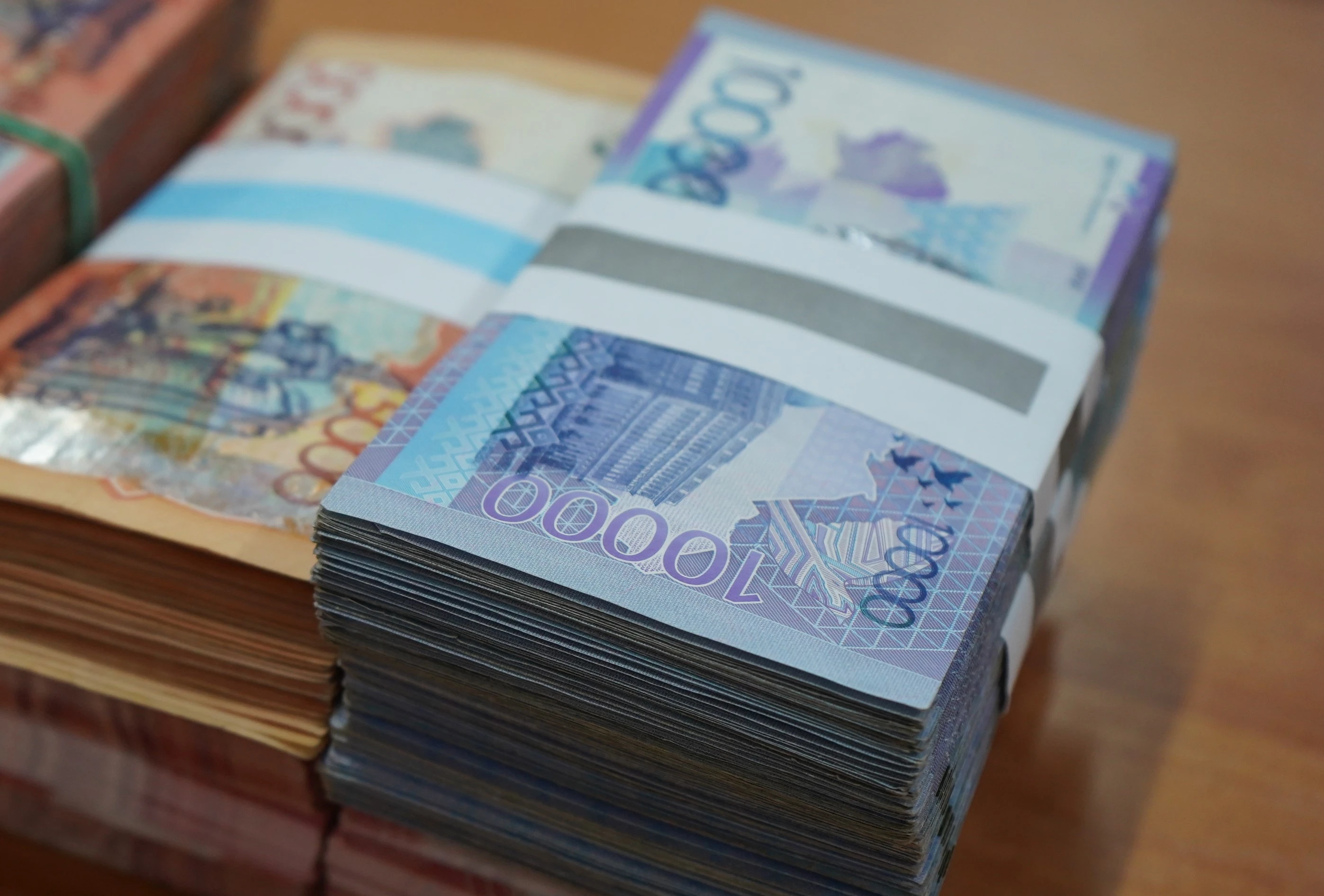 Зарплаты казахстанских мужчин растут быстрее женских